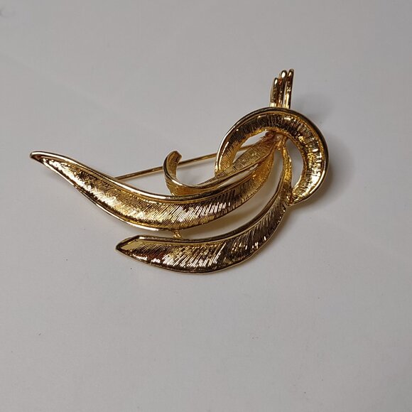 Gold Tone Metal Leaf Brooch - Picture 1 of 8